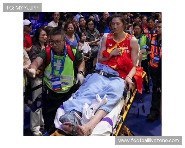 中国女排奋力拼搏夺冠，球迷热情庆祝赛场辉煌瞬间